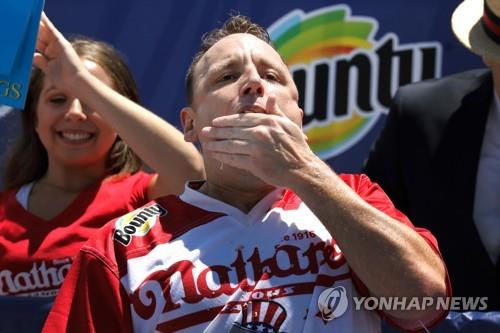 4일(현지시간) 열린 미 핫도그 많이 먹기 대회 우승자인 조이 체스트넛 [EPA=연합뉴스]