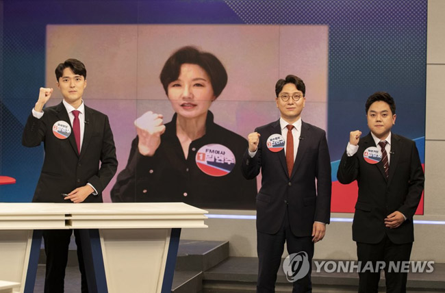 (서울=연합뉴스) 5일 서울 중구 TV조선에서 열린 국민의힘 대변인 선발을 위한 토론배틀 ‘나는 국대다(국민의힘 대변인이다)’ 결승전에서 양준우(왼쪽부터), 김연주, 신인규, 임승호 후보가 기념촬영을 하고 있다. 김연주 전 아나운서는 남편 임백천씨가 코로나19 확진 판정을 받으면서 자가격리에 들어가 화상으로 참여한다. 2021.7.5 [국회사진기자단]