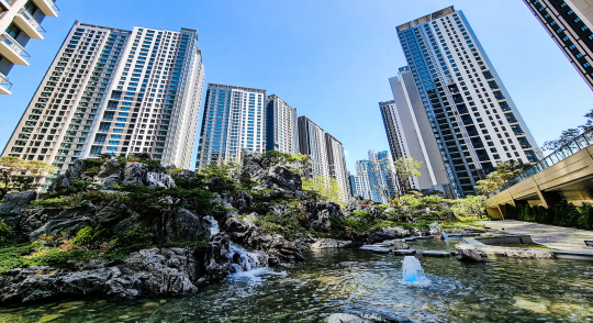 GS건설은 프리미엄 아파트 브랜드를 넘어 시대 흐름에 맞는 라이프 스타일을 제시하는 주거 문화 혁신에 나서고 있다. 7월 들어 본격적인 입주에 들어가면서 하이엔드 주거문화의 새 모델이라는 평을 듣는 서울 서초구 ‘서초그랑자이’ 단지 모습.  GS건설 제공