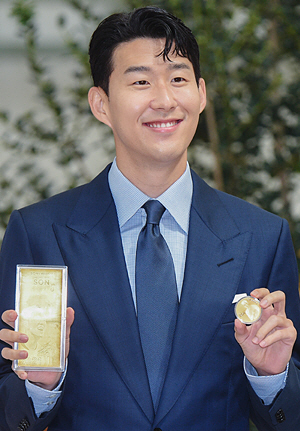 손흥민이 5일 오전 서울 여의도 더현대 서울에서 열린 한국조폐공사 ‘손흥민 공식 기념 메달’ 공개 행사에 참석해 포즈를 취하고 있다