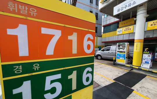 전국 주유소 휘발유 가격이 2018년 11월 이후 2년 9개월 만에 처음으로 ℓ당 1600원을 넘어선 가운데, 6일 오전 서울 마포구의 한 주유소에서 휘발유가 ℓ당 1716원에 판매되고 있다.  김선규 기자