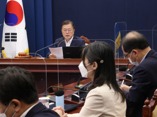 문재인 대통령이 6일 오전 청와대에서 열린 국무회의에 참석해 발언하며 부실 인사검증 책임론이 일고 있는 김외숙(오른쪽 두 번째) 인사수석을 바라보고 있다.  연합뉴스