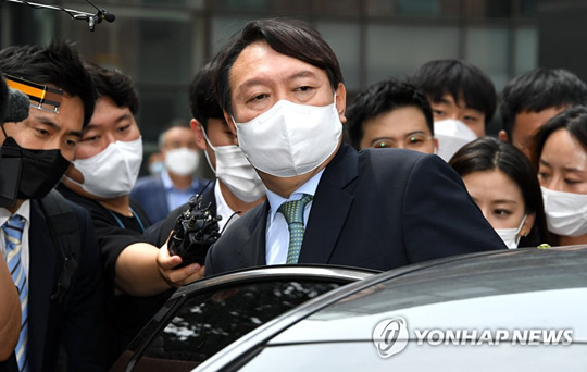 윤석열 전 검찰총장이 7월 5일 서울대 공학관에서 문재인 정부의 탈원전 정책에 대한 비판을 주도해 온 주한규 서울대 원자핵공학과 교수와 면담한 뒤 차량에 탑승하고 있다. [연합뉴스 자료사진]