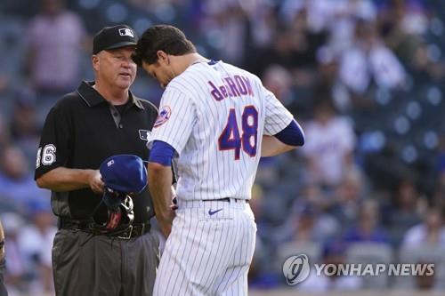 벨트 풀어서 이물질 검사받는 MLB 투수 [AP=연합뉴스]