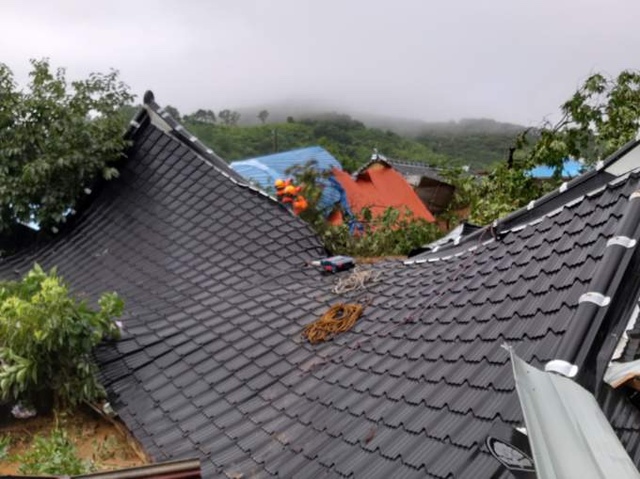 [광양=뉴시스]  6일 오전 전남 광양시 진산면 한 야산에서 산사태가 발생해 인근 민가 4채 중 2채가 매몰되고 2채가 반파됐다. 소방당국은 실종자 1명을 구조·수색하고 있다. (사진=전남소방 제공) 2021.07.06.