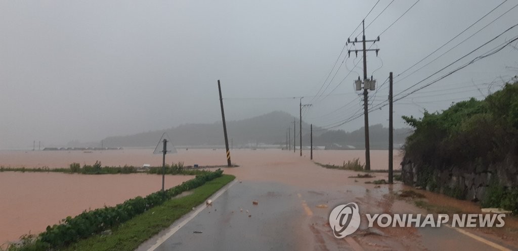 (해남=연합뉴스) 6일 오전 전남에 폭우가 내린 가운데 해남군 화산면 관동마을 도로와 농경지가 물에 잠겨 있다. 2021.7.6 [독자 제공. 재판매 및 DB 금지]