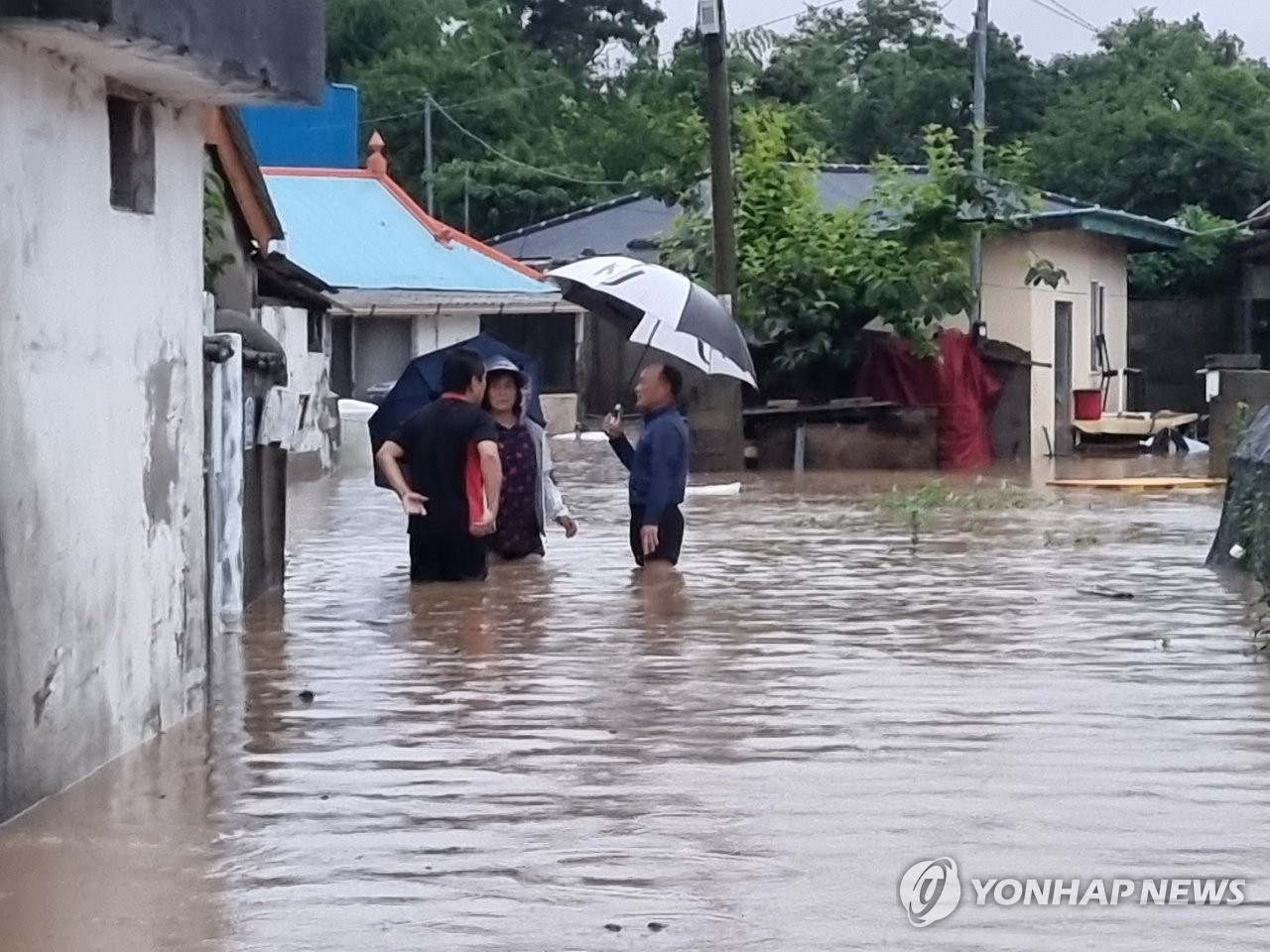 (해남=연합뉴스) 6일 오전 전남에 폭우가 내린 가운데 해남군 마산면 월산마을 일대가 침수돼 물이 성인 무릎 높이까지 차올라 있다. 2021.7.6 [독자 제공. 재판매 및 DB 금지]