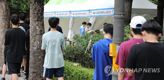 (서울=연합뉴스) 5일 대치동 학원가 인근 ‘찾아가는 선별진료소’에서 학생들이 검사를 기다리고 있다. 2021.7.5