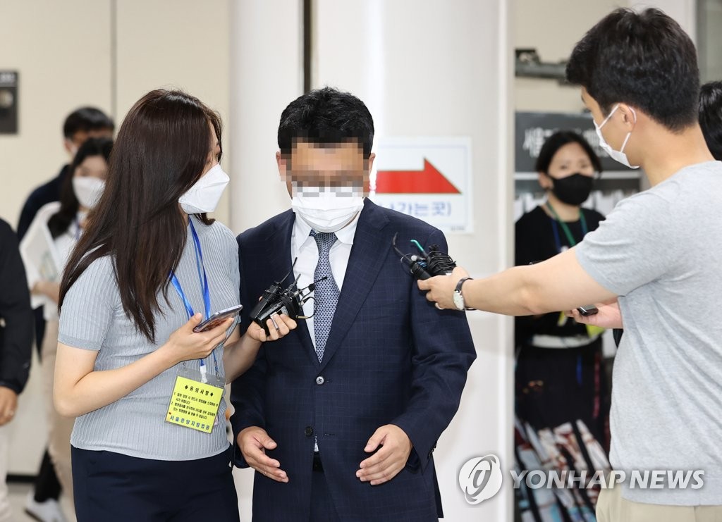(서울=연합뉴스) 고 김홍영 검사를 폭행해 극단적 선택에 이르게 한 김대현 전 부장검사가 6일 오후 서울 서초구 서울중앙지법에서 열린 1심 선고 공판에서 징역 1년을 선고 받은 뒤 법정을 나서고 있다.