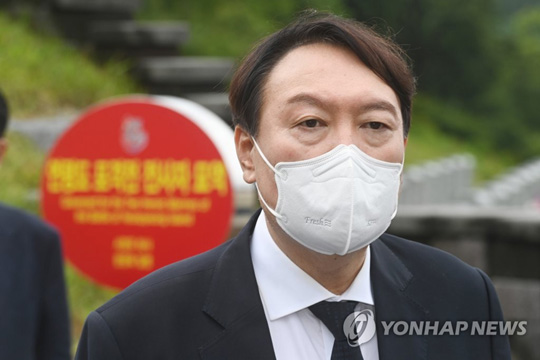 (대전=연합뉴스) 윤석열 전 검찰총장이 6일 오전 대전 유성구 국립대전현충원 제2연평해전 전사자 묘역에서 취재진의 질문에 답변하고 있다. 2021.7.6