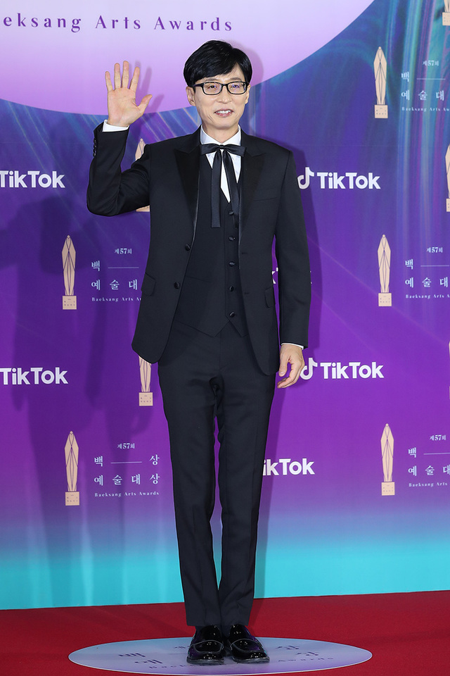 [서울=뉴시스]유재석이 13일 오후 경기도 고양시 일산 킨텍스에서 열린 ‘제57회 백상예술대상’ 시상식 레드카펫 행사에 참석해 포토타임을 갖고 있다. 2021.05.13. (사진=백상예술대상 사무국 제공)
