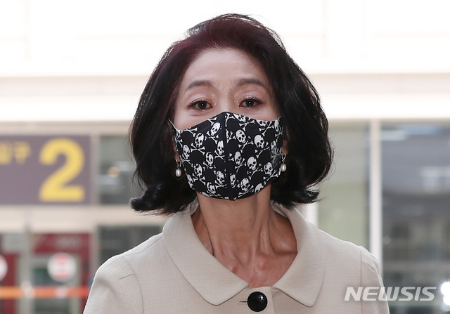 [서울=뉴시스]이재명 경기도지사를 상대로 3억원의 손해배상 청구 소송을 제기한 배우 김부선이 21일 오후 서울 송파구 서울동부지방법원에서 열린 첫 재판에 출석하며 발언을 하고 있다. 2021.04.21