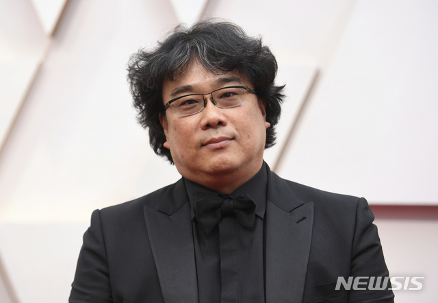[베네치아=AP/뉴시스]영화 ‘기생충’의 봉준호 감독이 오는 9월1일부터 이탈리아 베네치아에서 열리는 제78회 베네치아 국제영화제 심사위원장으로 선정됐다고 15일(현지시간) 영화제 측이 밝혔다. 베네치아 국제영화제는 칸·베를린 영화제와 함께 세계 3대 영화제로 꼽힌다. 사진은 지난해 2월9일 봉 감독이 LA에서 열린 아카데미 시상식에 참석한 모습. 2021.01.16.