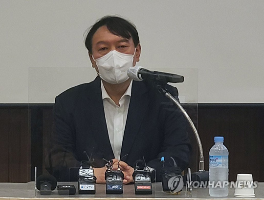 (서울=연합뉴스) 대선 출마를 선언한 윤석열 전 검찰총장이 6일 대전 유성구 라도무스아트센터에서 충청ㆍ대전 지역 언론인들과 간담회를 하고 있다. [윤석열 캠프 제공. 재판매 및 DB 금지]