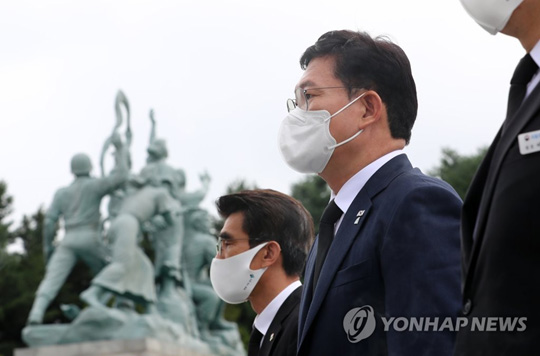 (대전=연합뉴스) 더불어민주당 송영길 대표가 6일 오전 대전시 유성구 갑동 국립대전현충원을 찾아 묵념하고 있다. 2021.7.6