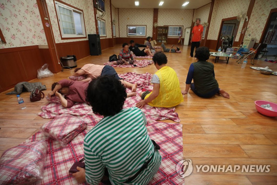 (장흥=연합뉴스) 장마전선의 영향으로 남부 지방에 많은 비가 내린 6일 오후 전남 장흥군 대덕읍의 덕촌마을회관에 침수피해를 입은 주민들이 대피해 있다. 2021.7.6
