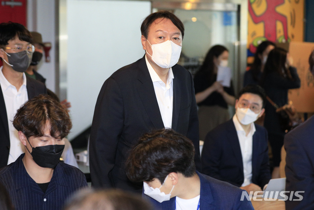 [대전=뉴시스]윤석열 전 검찰총장이 6일 대전 유성구 한 호프집에서 ‘문재인정권 탈원전 4년의 역설-멀어진 탄소중립과 에너지 자립’을 주제로 열린 만민토론회에 참석하고 있다. 2021.07.06.