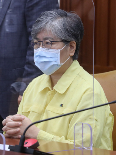 7일 오전 정은경 질병관리청장이 정부서울청사에서 열린 중앙재난안전대책본부 회의에 참석해 심각한 표정을 지으면서 김부겸 국무총리의 발언을 듣고 있다.  뉴시스