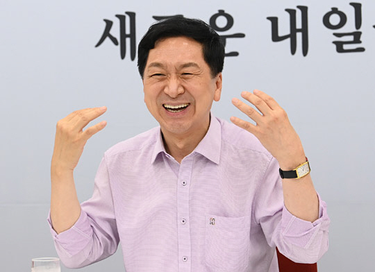 김기현 국민의힘 원내대표가 국회 본관 원내대표실에서 차기 대선 향배를 가름할 주요 변수에 대해 자신의 의견을 말하고 있다. 김낙중 기자