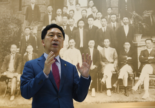김기현 국민의힘 원내대표가 지난달 28일 국회 본관 로텐더홀에 걸린 임시의정원 초대의원들의 사진 작품 앞에서 21대 국회 현안에 대해 설명하고 있다. 김낙중 기자