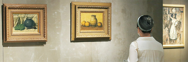 6일 오후 서울 중구 국립현대미술관 덕수궁관에서 열린 ‘DNA:한국미술 어제와 오늘’ 전 언론공개회에서 한 참석자가 고 이건희 삼성전자 회장의 기증품인 도상봉의 ‘포도항아리가 있는 정물’과 ‘정물A’를 살펴보고 있다. 8일부터 10월 10일까지 열리는 이번 전시에는 이건희 기증품 중 4점이 나와 있다. 연합뉴스