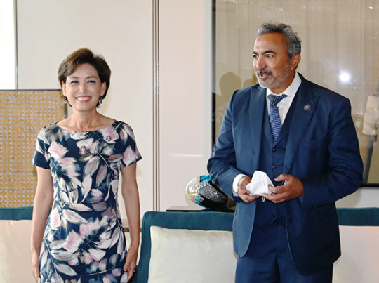 방한 중인 아미 베라(오른쪽) 미국 하원 외교위원회 아시아·태평양소위원회 위원장과 한국계 영 김 하원의원이 7일 오전 서울 종로구 포시즌스호텔에서 열린 기자간담회에 앞서 인사를 하고 있다.  김호웅 기자