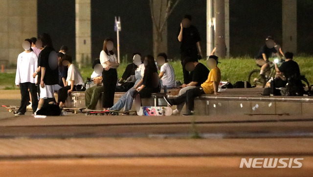 [서울=뉴시스] 코로나19 확진자가 6개월만에 1000명(오후6시 기준)을 넘어선 6일 오후 서울 서초구 반포한강공원에는 시민들로 붐비고 있다. 2021.07.06.