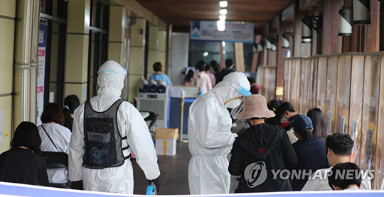 코로나19 검사 대기 줄 [연합뉴스 자료 사진]