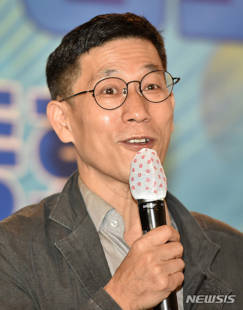 [대구=뉴시스]진중권 전 동양대 교수가 20일 오후 대구 달서구 계명대학교 산학협력관 1층 아담스 키친에서 열린 희망22 동행포럼 창립총회에서 ‘보수정치의 진정한 변화’을 주제로 강연하고 있다. 2021.06.20.