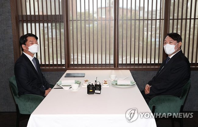 (서울=연합뉴스) 국민의당 안철수 대표와 윤석열 전 검찰총장이 7일 서울 종로구 한 중식당에서 오찬 회동을 하고 있다. [국회사진기자단]