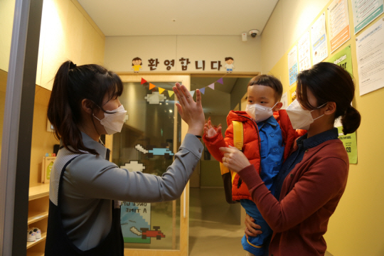 <소통·화합이 기업가치 높인다>‘가족 친화’프로그램 확대… 온라인 창작활동 등 ‘비대면 문화’ 선도