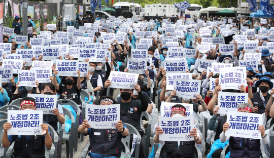 민주노총 전국금속노조 관계자들이 7일 정부세종청사 고용노동부 앞에서 노조법 2조 개정 등을 촉구하는 결의대회를 열고 있다. 노동계는 노조법 2조의 ‘근로자’와 ‘사용자’ 정의를 고쳐 고용관계와 상관없이 노조 활동을 보장하고, 하청·파견 근로자가 원청과 단체교섭을 할 수 있게 해야 한다는 요구를 하고 있다.  연합뉴스