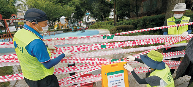 국내 코로나19 방역 사회적 거리두기 최고 수위인 4단계(대유행·외출금지) 격상 발표가 이뤄진 9일 오전 서울 송파구청 직원들이 델타 변이 바이러스 감염 확산을 막기 위해 방잇골어린이공원을 폐쇄하고 있다. 이날 0시 기준 코로나19 신규 확진자는 1316명 발생해 사회적 긴급 멈춤이 절실해지고 있다.   신창섭 기자