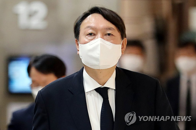 (서울=연합뉴스) 윤석열 전 검찰총장이 8일 오후 서울 서대문구 연세대학교 세브란스병원 장례식장에서 최재형 전 감사원장의 부친 최영섭 예비역 해군 대령 조문을 위해 빈소에 들어서고 있다. 2021.7.8 [국회사진기자단]