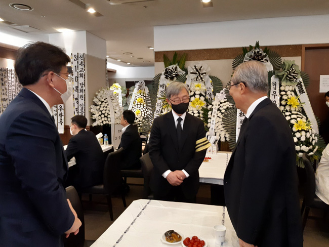 최재형(사진 가운데) 전 감사원장이 9일 오후 부친인 고 최영섭 예비역 해군 대령 빈소가 마련된 서울 신촌세브란스병원 장례식장에서 문상 온 김종인(오른쪽) 전 국민의힘 비상대책위원장에게 감사의 뜻을 표시하고 있다.