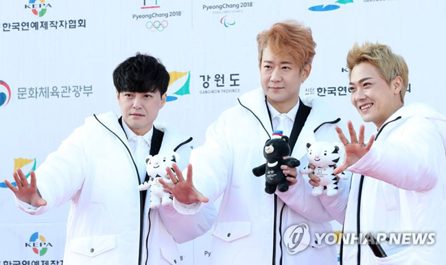 그룹 NRG가 지난 2017년 ‘드림콘서트 in 평창’에서 포토타임을 갖는 모습[연합뉴스 자료사진]