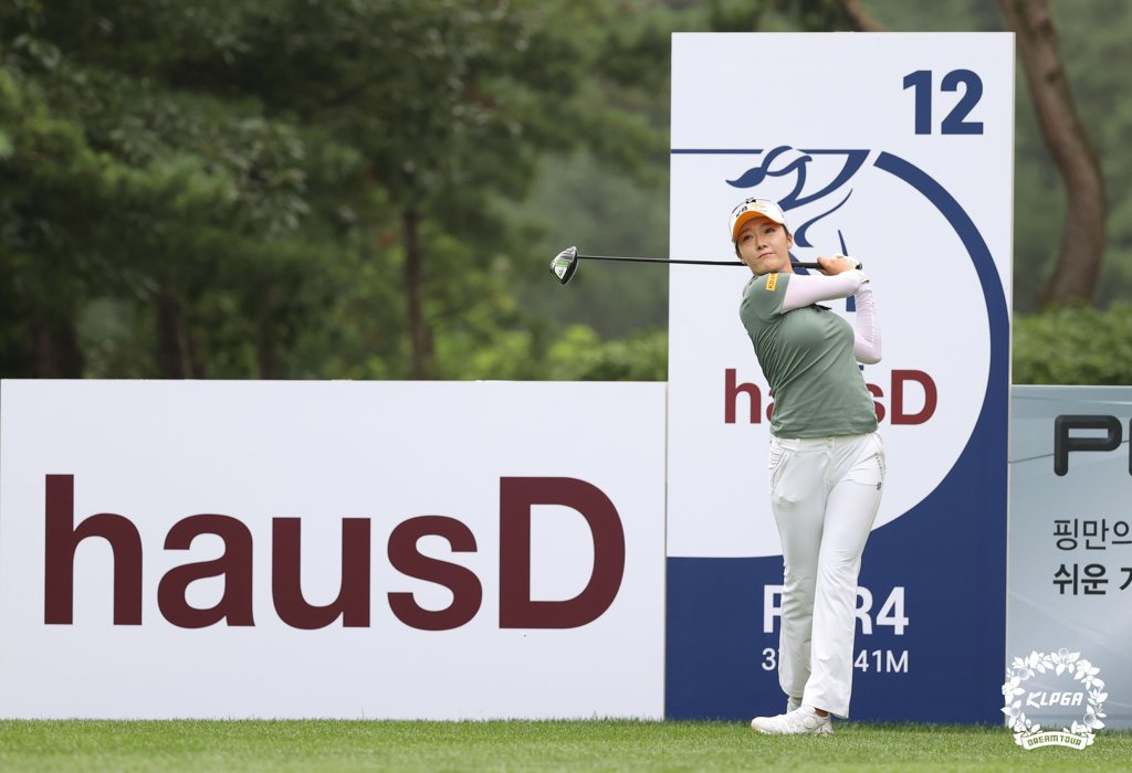 (서울=연합뉴스) 9일 경기 파주 서원밸리CC에서 열린 ‘대보 하우스디 오픈’ 1라운드 12번 홀에서 오지현이 티샷하고 있다.[KLPGA 제공. 재판매 및 DB 금지] photo@yna.co.kr