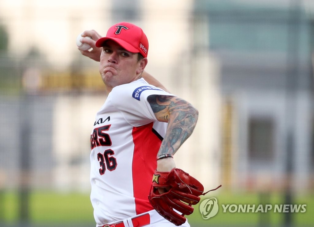 (광주=연합뉴스) 조남수 기자 = 9일 광주-기아챔피언스필드에서 열린 2021 KBO 프로야구 kt wiz와 KIA 타이거즈의 경기에서 KIA 선발투수 브룩스가 1회에 투구하고 있다. 2021.7.9