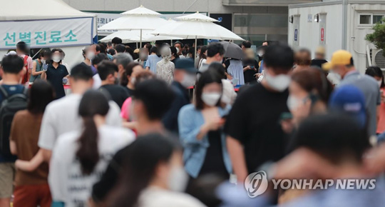 (서울=연합뉴스)  9일 오전 서울 강남구 보건소 선별진료소를 찾은 시민들이 신종 코로나바이러스 감염증(코로나19) 검사를 위해 차례를 기다리고 있다. 2021.7.9