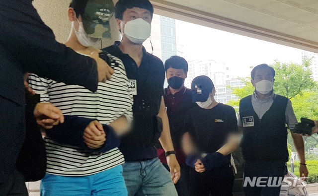 [서울=뉴시스]마포 오피스텔 감금 살인 사건의 피의자들이 지난 6월15일 오전 서울 마포구 서울서부지방법원에서 열린 구속 전 피의자 심문에 출석하고 있다. 2021.06.15.