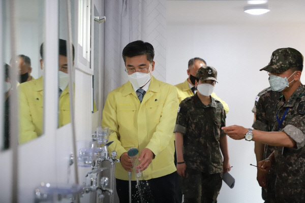 서욱 국방부 장관이 9일 오후 최근 70명 이상의 코로나19 집단감염이 발생한 충남 논산 육군훈련소에서 방역태세 현장지도를 하고 있다. 국방부 제공