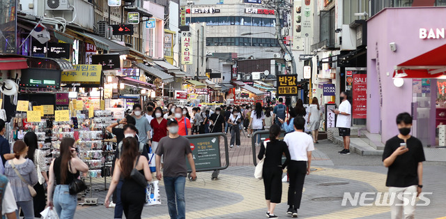 [서울=뉴시스] 사회적 거리두기 4단계 격상을 이틀 앞둔 10일 오후 서울 마포구 홍대거리에서 시민들이 거리를 거닐고 있다. 이날 코로나19 신규확진자는 1378명 발생했다.  2021.07.10.