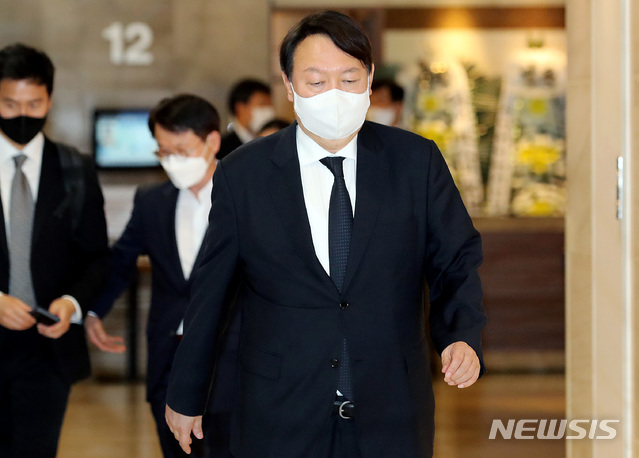 [서울=뉴시스] 국회사진기자단 = 윤석열 전 검찰총장이 8일 오후 서울 서대문구 연세대학교 세브란스병원 장례식장에 마련된 최재형 전 감사원장의 부친 최영섭 예비역 해군 대령 빈소 조문을 위해 빈소에 들어서고 있다. 2021.07.08.