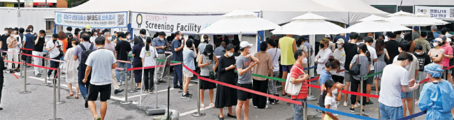 K-방역 실패로 인해 코로나19 확진자가 급증하는 가운데 13일 오전 서울 강남구보건소 앞 코로나19선별검사소에 검사를 받기 위해 방문한 시민들이 길게 줄을 이루고 있다.  곽성호 기자