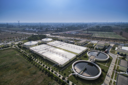 올해 들어 환경·사회·지배구조(ESG) 경영 강화에 나선 DL이앤씨는 건설업을 뛰어넘는 토털 솔루션 사업자로서 역량 배가에 나서고 있다. 미래 성장동력인 수처리 사업에 진출한 DL이앤씨가 5월 말 지분 투자를 한 중국 수처리 플랫폼 선도기업인 유나이티드 워터(UW)의 수처리 사업장 전경.  DL이앤씨 제공