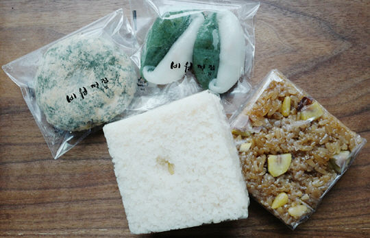 왼쪽 위부터 시계방향으로 비원떡집 찹쌀떡, 쌍개피떡, 약식, 잣설기.