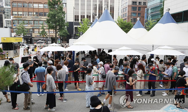 (서울=연합뉴스) 임헌정 기자 = 국내 신종 코로나바이러스 감염증(코로나19) ‘4차 대유행’이 확산하면서 신규 확진자 수가 엿새 연속 1천명을 넘어 네 자릿수를 기록한 12일 오전 서울 강남구 보건소 선별진료소에서 시민들이 검사를 받기 위해 줄을 서고 있다. 2021.7.12