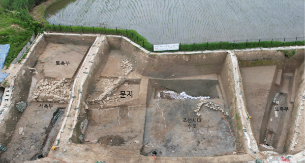 새롭게 확인된 부여 나성 북문터(북문지)의 모습. 문화재청 제공