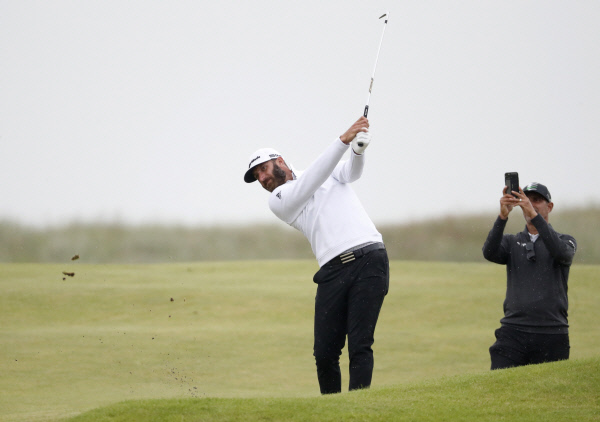 미국의 더스틴 존슨이 12일(한국시간) 영국 켄트주 샌드위치의 로열세인트조지스 골프클럽에서 2020~2021시즌 남자골프 마지막 메이저대회인 디오픈 개막을 앞두고 연습라운드를 하고 있다. AP뉴시스