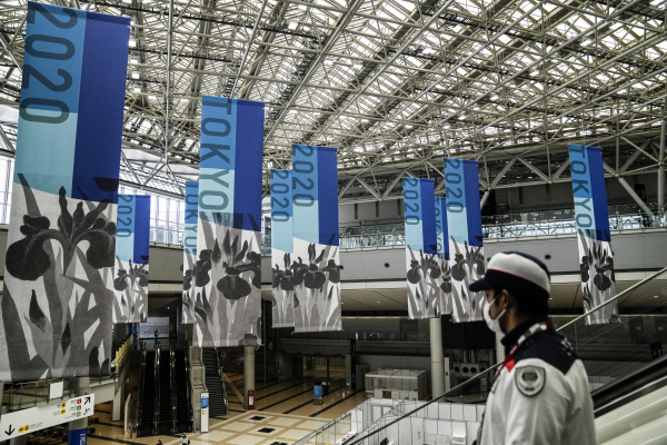 도쿄올림픽·패럴림픽 조직위원회는 13일 개막을 열흘 앞두고 대회에 참가하는 선수와 관계자 약 1만8000명이 사용하는 올림픽 선수촌을 공식 개촌한다.  AP뉴시스